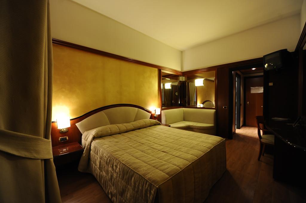 Hotel City Legnano Esterno foto