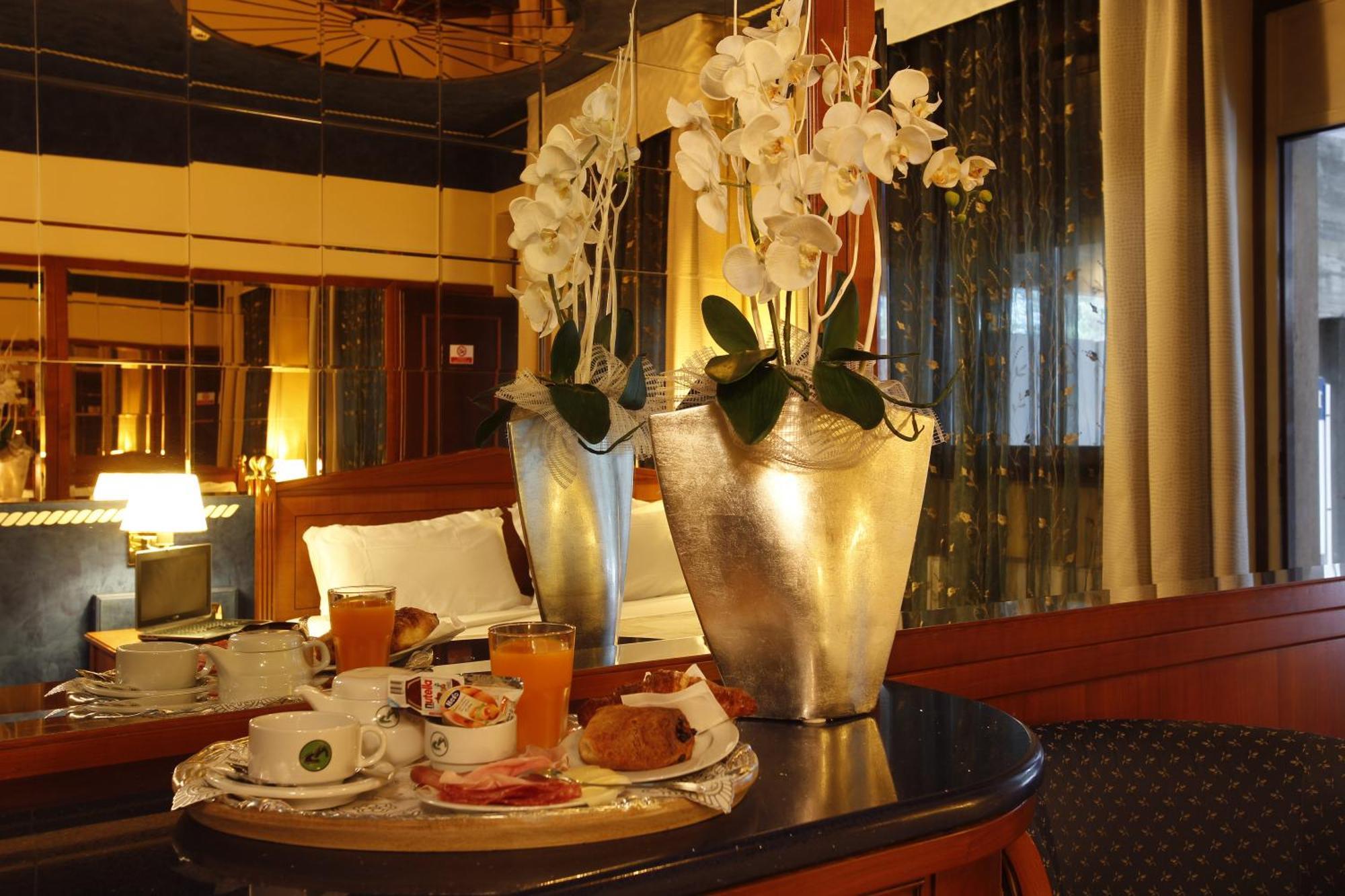 Hotel City Legnano Esterno foto